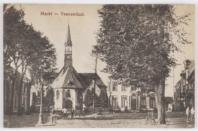 18225 Gezicht op de Markt te Veenendaal, met op de achtergrond de Nederlands Hervormde kerk (Markt 9).